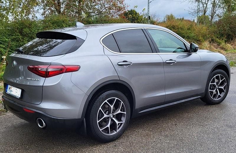 Grau Gebraucht 2018 Alfa Romeo Stelvio Super SUV | 21.900 € (Superpreis) - Bild 1/4
