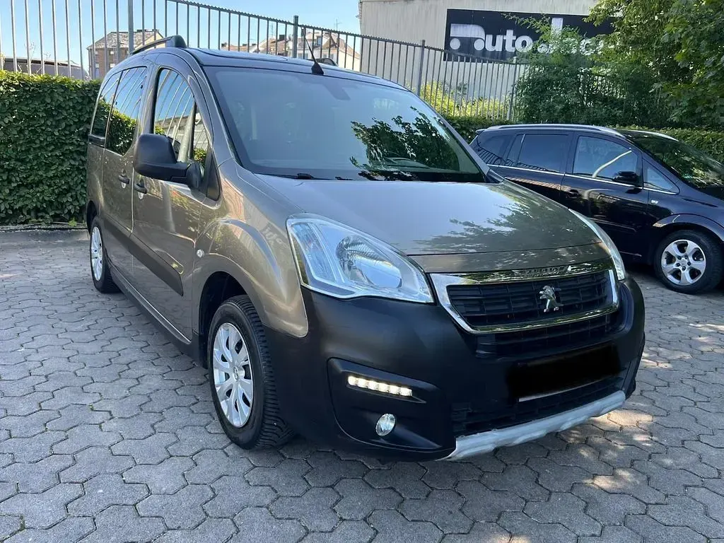 Gebraucht Peugeot Partner Tepee 110 PS (80 kW) 2017 Braun Van / Kleinbus