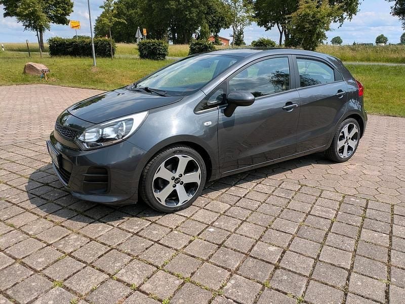 Grau Gebraucht 2017 Kia Rio Kleinwagen | 6.000 € (Fairer Preis) - Bild 1/4