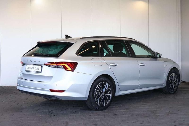 Gebraucht Skoda Octavia Clever 150 PS (110 kW) 2022 Silber Kombi