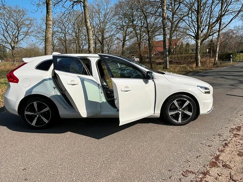 Gebraucht Volvo V40 R-Design 150 PS (110 kW) 2017 Weiß Limousine