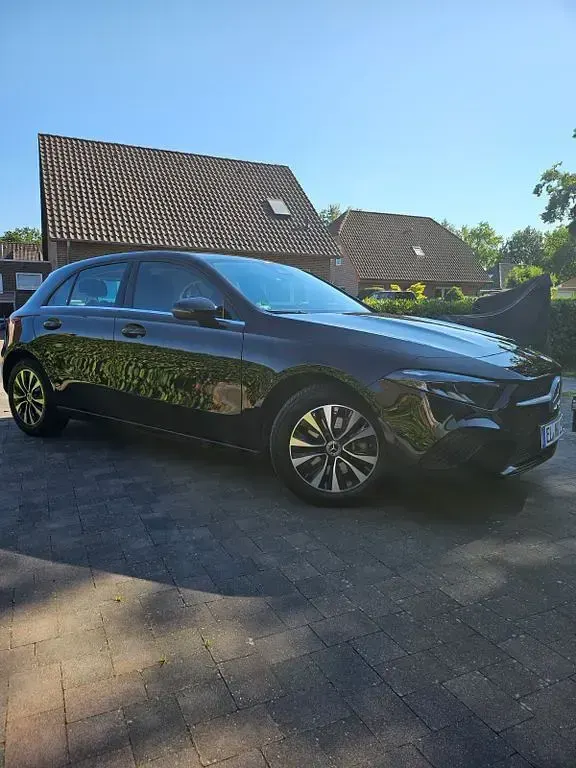 Gebraucht Mercedes A180 136 PS (100 kW) 2023 Schwarz Limousine
