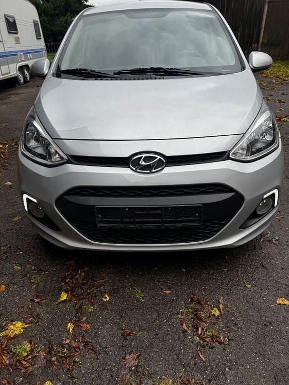 Silber Gebraucht 2016 Hyundai i10 Passion Kleinwagen | 6.200 € (Guter Preis) - Bild 1/4