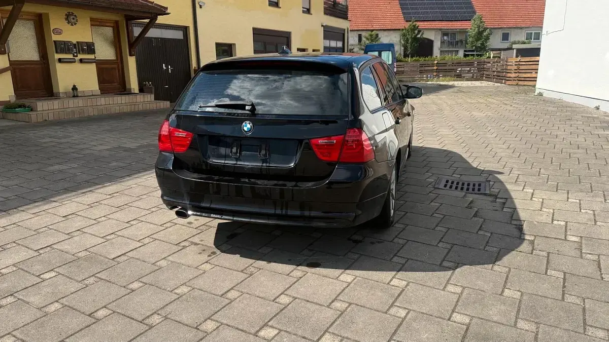 Gebraucht BMW 320 184 PS (135 kW) 2011 Schwarz Kombi