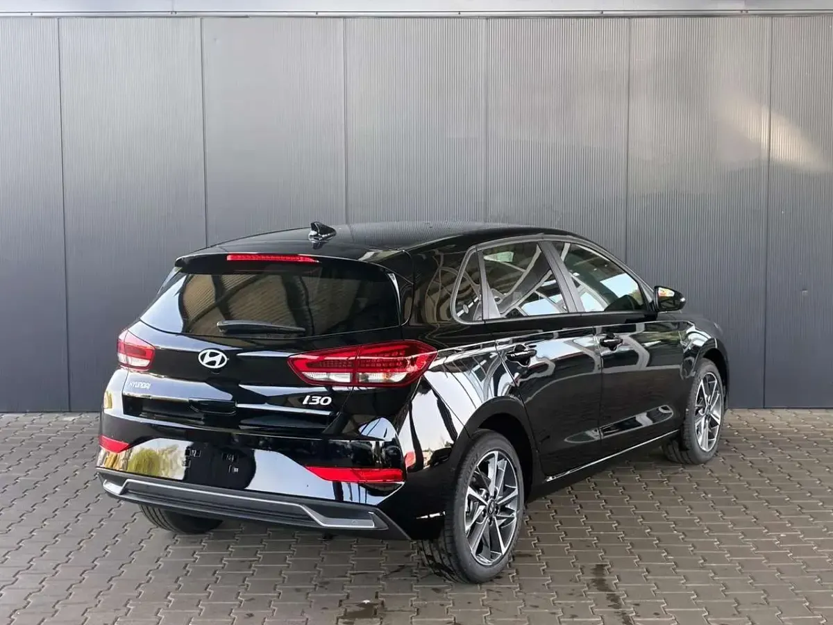 Neu Hyundai i30 Comfort 101 PS (74 kW) 2025 Abyss black Limousine