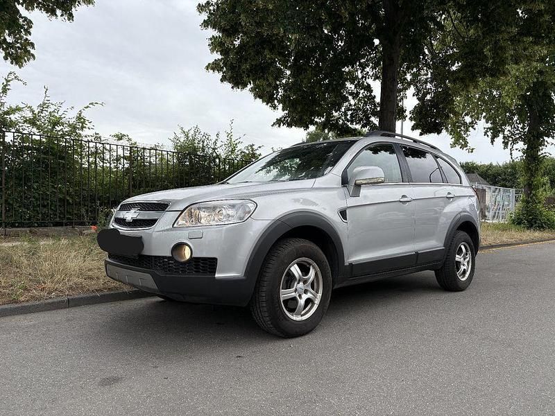 Silber Gebraucht 2008 Chevrolet Captiva LT SUV | 5.990 € (Etwas zu teuer) - Bild 1/4