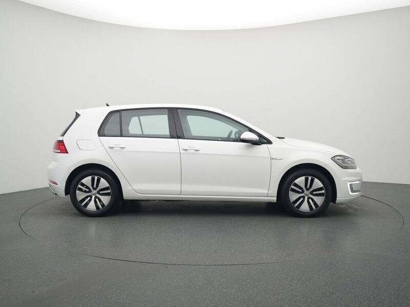 Gebraucht VW e-Golf 100 kW (136 PS) 2018 Pure white Kleinwagen