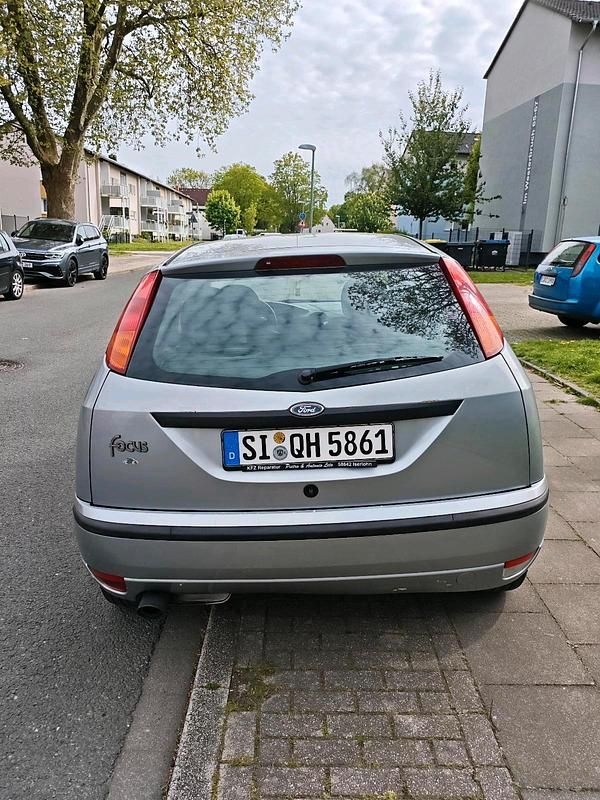 Second-hand Ford Focus 100 CP (73 kW) 2004 Gri Hatchback