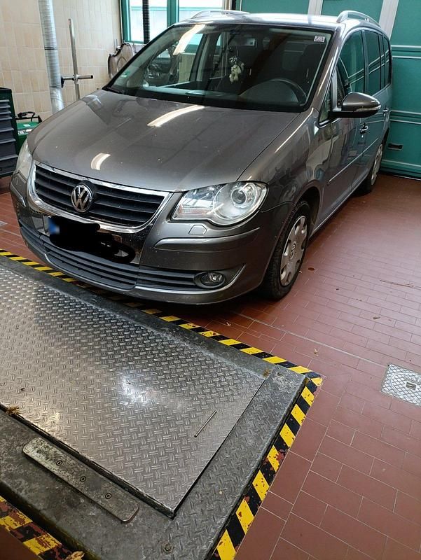 Gebraucht VW Touran 140 PS (102 kW) 2010 Grau Van / Kleinbus