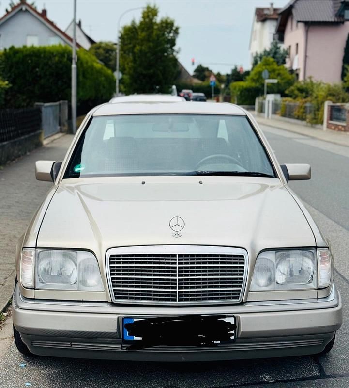 Beige Gebraucht 1994 Mercedes E320 Limousine | 9.000 € - Bild 1/3