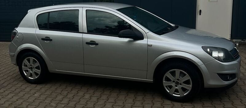 Silber Gebraucht 2009 Opel Astra Edition Limousine | 3.250 € (Fairer Preis) - Bild 1/4