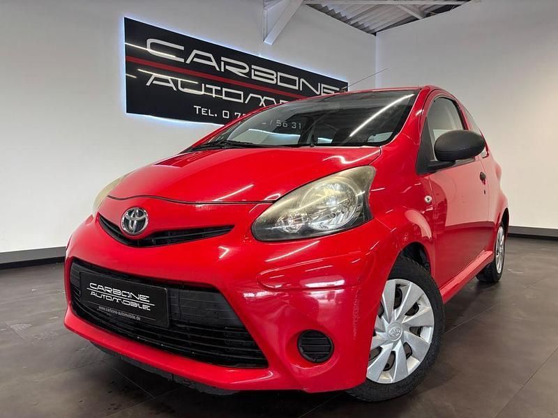 Rot Gebraucht 2014 Toyota Aygo Kleinwagen | 2.650 € (Fairer Preis) - Bild 1/4