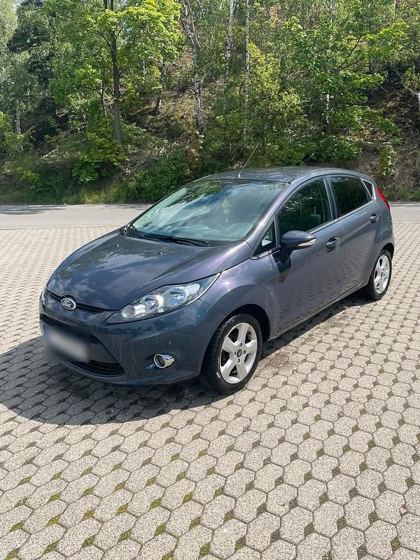 Grau Gebraucht 2012 Ford Fiesta Kleinwagen | 5.200 € - Bild 1/4