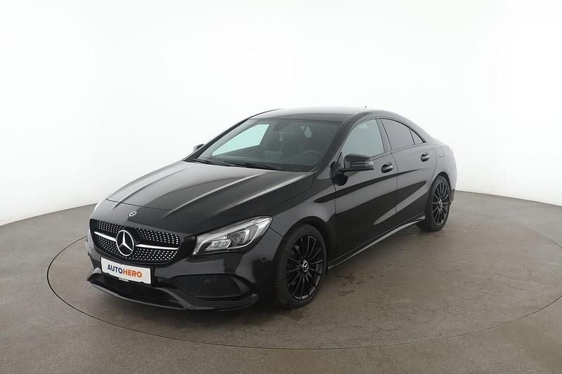 Schwarz Gebraucht 2018 Mercedes CLA200 AMG line Limousine | 23.780 € - Bild 1/3