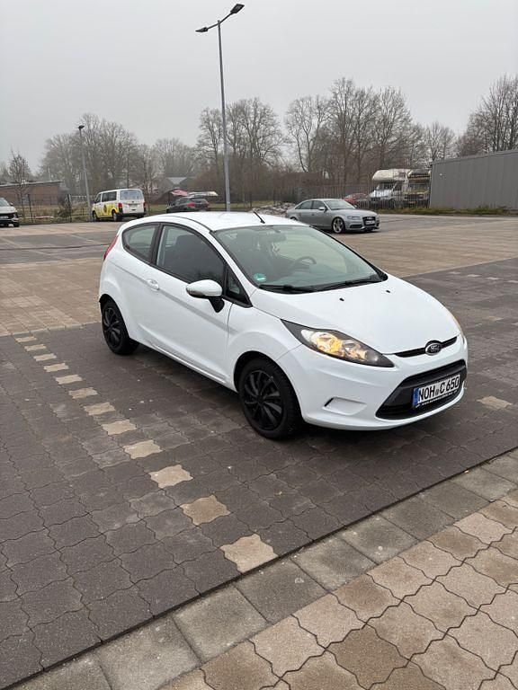 Gebraucht Ford Fiesta Trend 95 PS (69 kW) 2011 Weiß Kleinwagen
