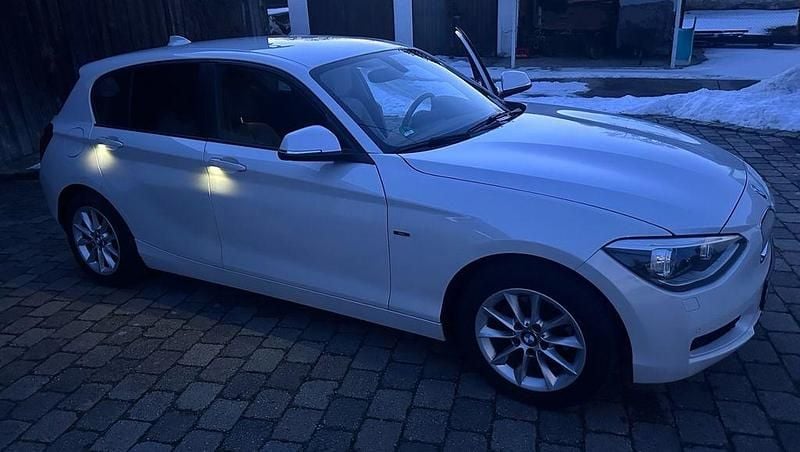 Weiß Gebraucht 2012 BMW 118 Urban Line Kleinwagen | 8.660 € (Fairer Preis) - Bild 1/4