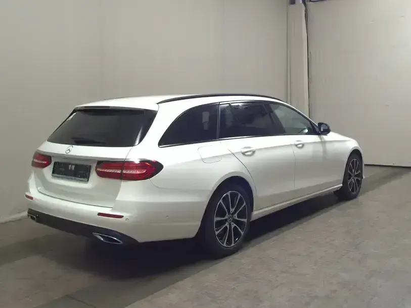 Gebraucht Mercedes E220 Avantgarde 220 PS (161 kW) 2023 Weiß Limousine