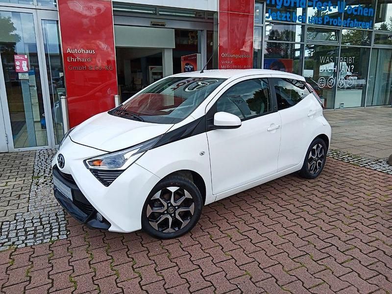 Weiß Gebraucht 2021 Toyota Aygo X-play Kleinwagen | 10.950 € (Fairer Preis) - Bild 1/4