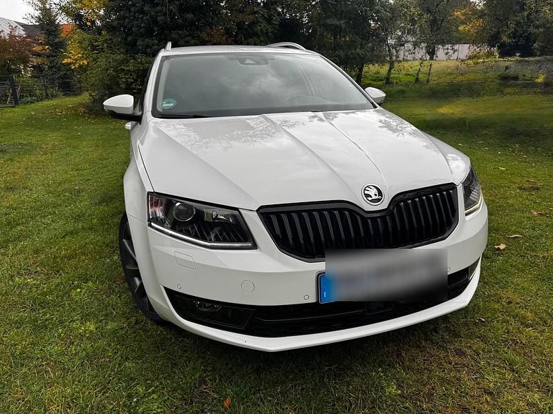 Weiß Gebraucht 2016 Skoda Octavia LAURIN & KLEMENT Kombi | 11.999 € (Fairer Preis) - Bild 1/4