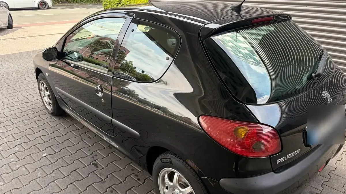 Gebraucht Peugeot 206 67 PS (49 kW) 2008 Schwarz Kleinwagen