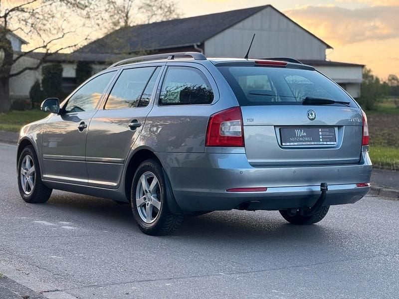 Gebraucht Skoda Octavia 105 PS (77 kW) 2012 Grau Kombi