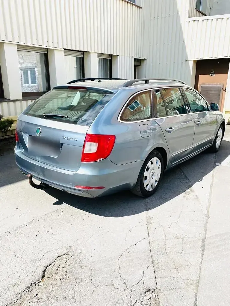 Gebraucht Skoda Superb 140 PS (102 kW) 2010 Grau Kombi