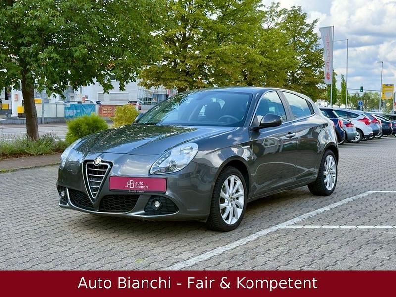 Grau Gebraucht 2011 Alfa Romeo Giulietta Super Kleinwagen | 7.976 € (Fairer Preis) - Bild 1/4