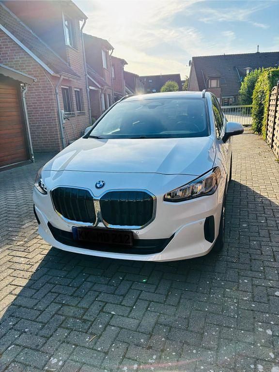 Weiß Gebraucht 2023 BMW 218 Active Tourer Van / Kleinbus | 27.500 € (Guter Preis) - Bild 1/4
