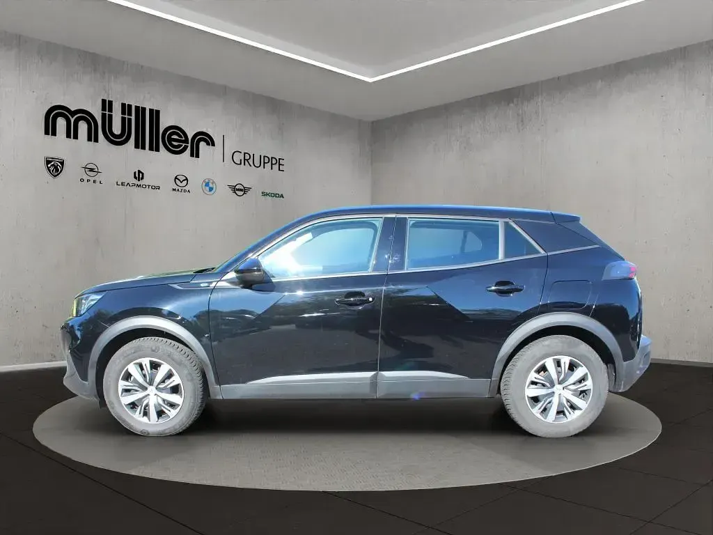 Gebraucht Peugeot e-2008 Active 100 kW (136 PS) 2022 Perla nera schwarz SUV