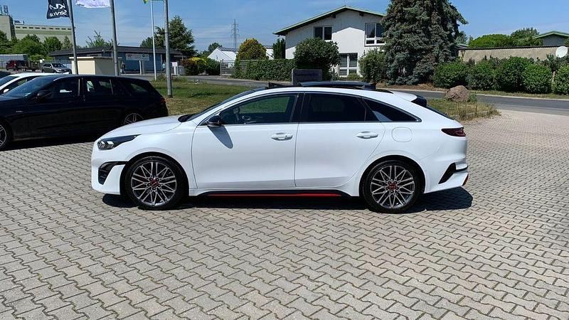 Gebraucht Kia ProCeed Comfort 204 PS (150 kW) 2023 Deluxeweiß (hw2) Kombi