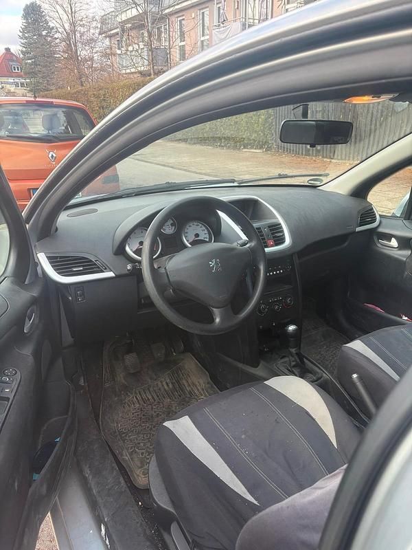 Gebraucht Peugeot 207 95 PS (69 kW) 2011 Silber Limousine