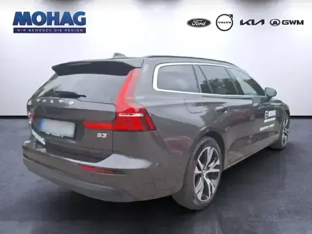 Gebraucht Volvo V60 Core 250 PS (183 kW) 2024 Grau Kombi