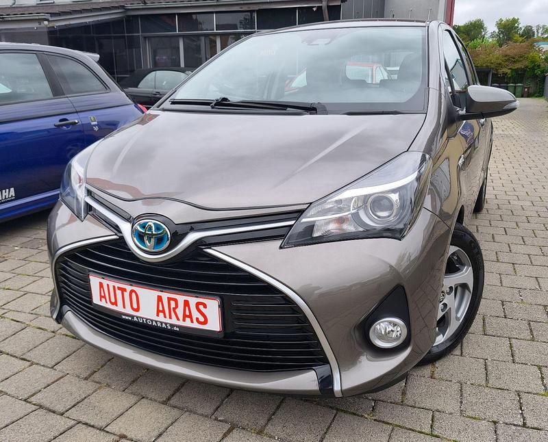 Grau Gebraucht 2016 Toyota Yaris Hybrid Edition-S Kleinwagen | 11.999 € (Fairer Preis) - Bild 1/4