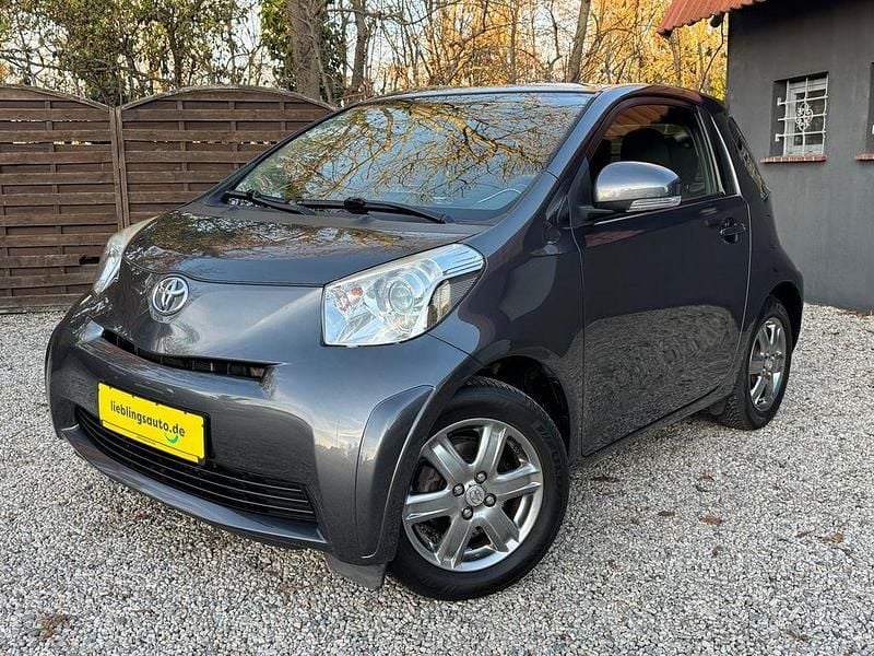 Grau Gebraucht 2013 Toyota iQ Kleinwagen | 5.890 € (Fairer Preis) - Bild 1/4