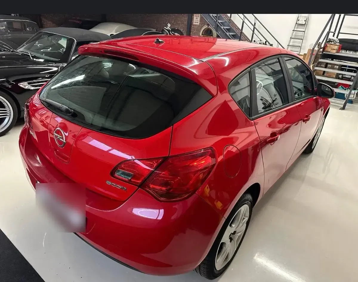 Używany Opel Astra 101 KM (74 kW) 2010 Czerwony Sedan/Limuzyna