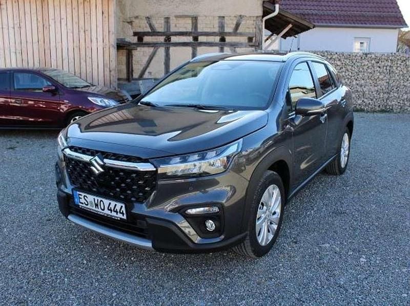 Titan dark gray pearl metallic Gebraucht 2025 Suzuki SX4 S-Cross Comfort SUV | 26.999 € (Fairer Preis) - Bild 1/4