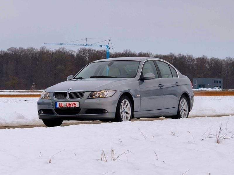 Grau Gebraucht 2005 BMW 325 Sport Line Limousine | 6.490 € (Fairer Preis) - Bild 1/4