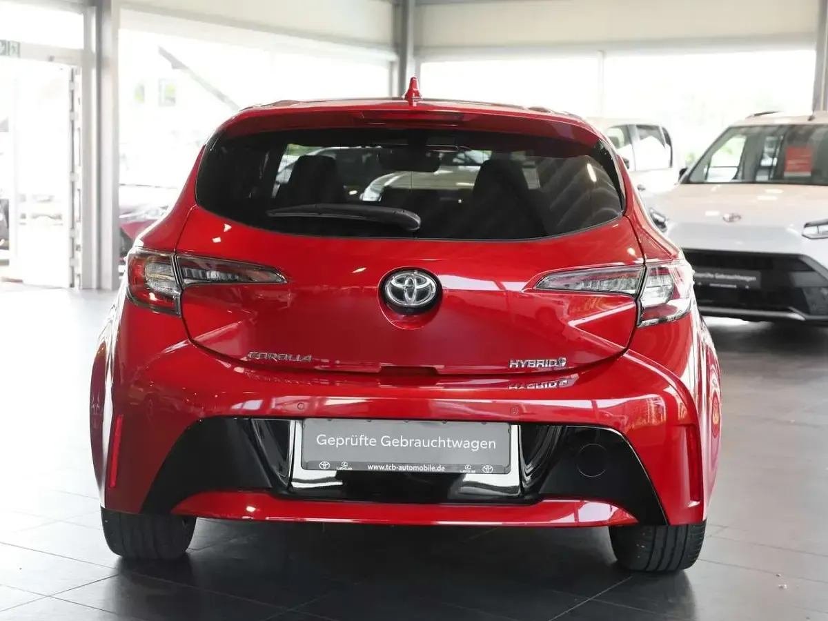 Gebraucht Toyota Corolla Club 122 PS (89 kW) 2019 Karminarot metallic Limousine
