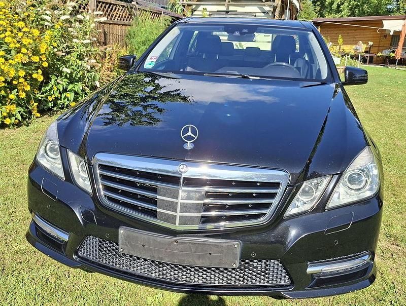 Schwarz Gebraucht 2012 Mercedes E350 Avantgarde Limousine | 15.490 € (Teuer) - Bild 1/4