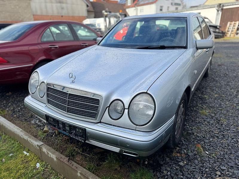 Gebraucht Mercedes E240 Elegance 170 PS (125 kW) 1999 Silber Limousine