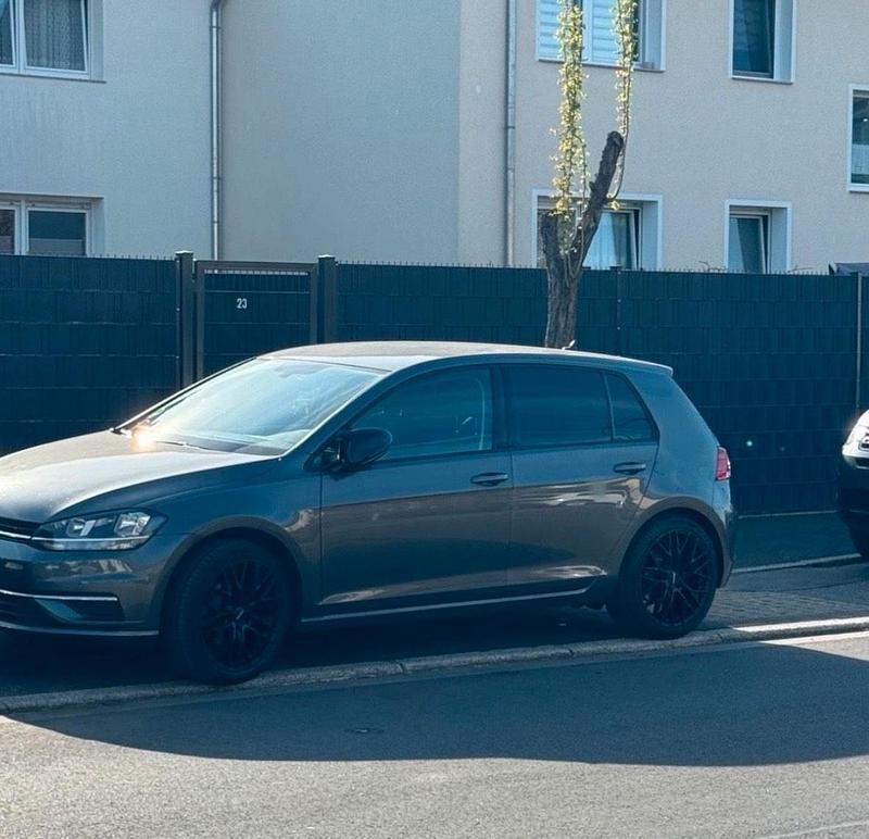 Grau Gebraucht 2019 VW Golf VII Limousine | 12.000 € (Superpreis) - Bild 1/4