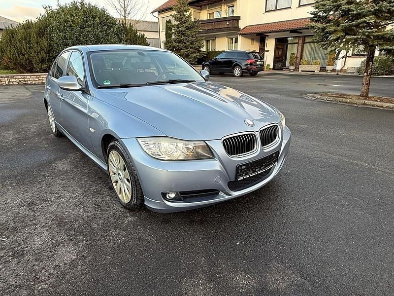 Gebraucht BMW 318 143 PS (105 kW) 2010 Blau Limousine