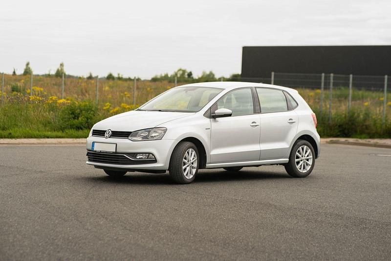 Silber Gebraucht 2015 VW Polo LOUNGE Kleinwagen | 8.000 € (Guter Preis) - Bild 1/4