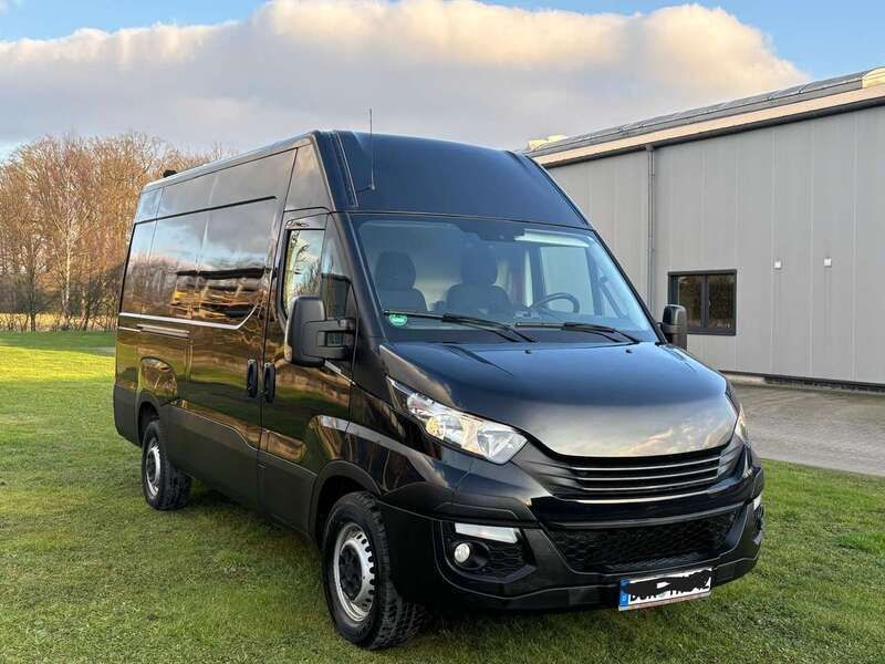 Schwarz Gebraucht 2018 Iveco Daily Van | 19.635 € (Superpreis) - Bild 1/4