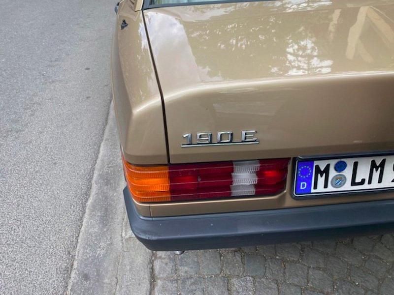 Gebraucht Mercedes 190 122 PS (89 kW) 1983 Gold Limousine