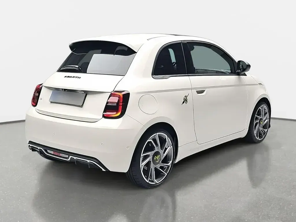 Neu Abarth 500e Turismo 114 kW (155 PS) 2026 Antidote white Kleinwagen