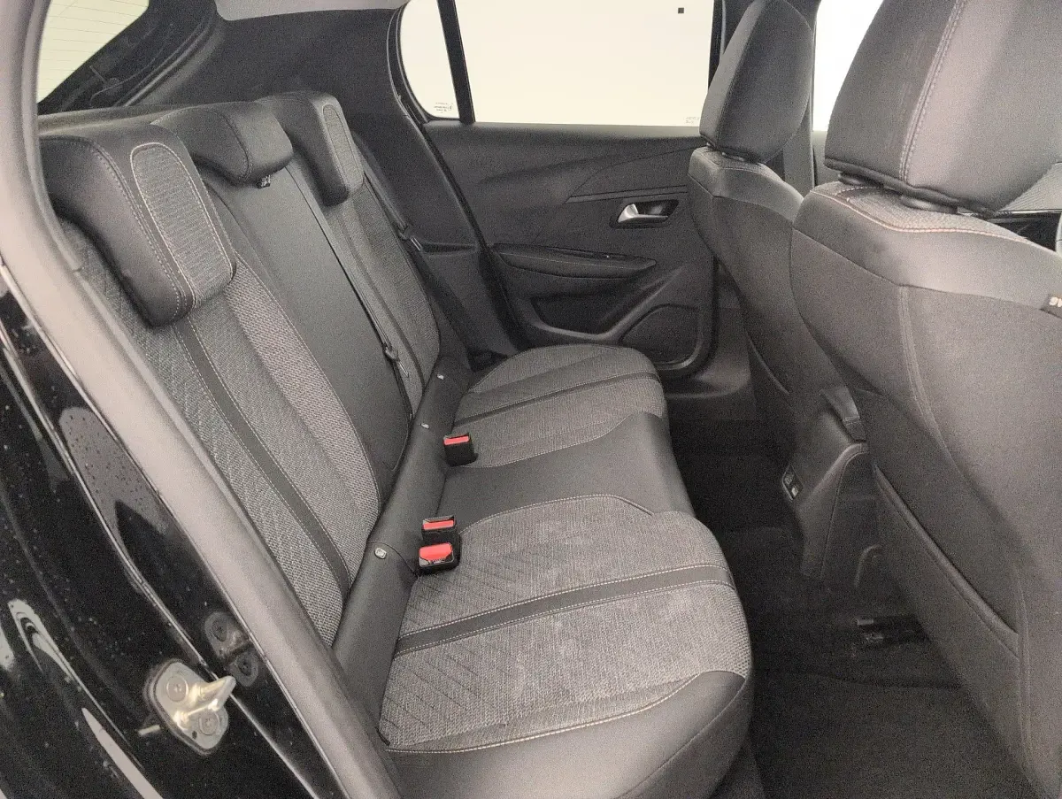 Gebraucht Peugeot 208 Allure 101 PS (74 kW) 2024 Schwarz (noir perla nera) Kleinwagen