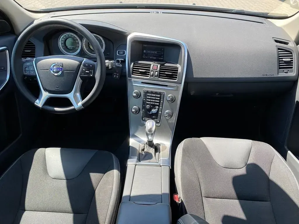 Gebraucht Volvo XC60 Momentum 163 PS (119 kW) 2013 Silver / metallic SUV