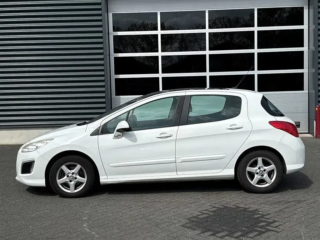 Gebraucht Peugeot 308 Active 120 PS (88 kW) 2012 Weiß Limousine