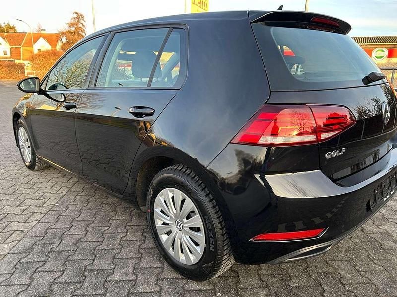 Gebraucht VW Golf VII Trendline 90 PS (66 kW) 2018 Schwarz metallic Kleinwagen